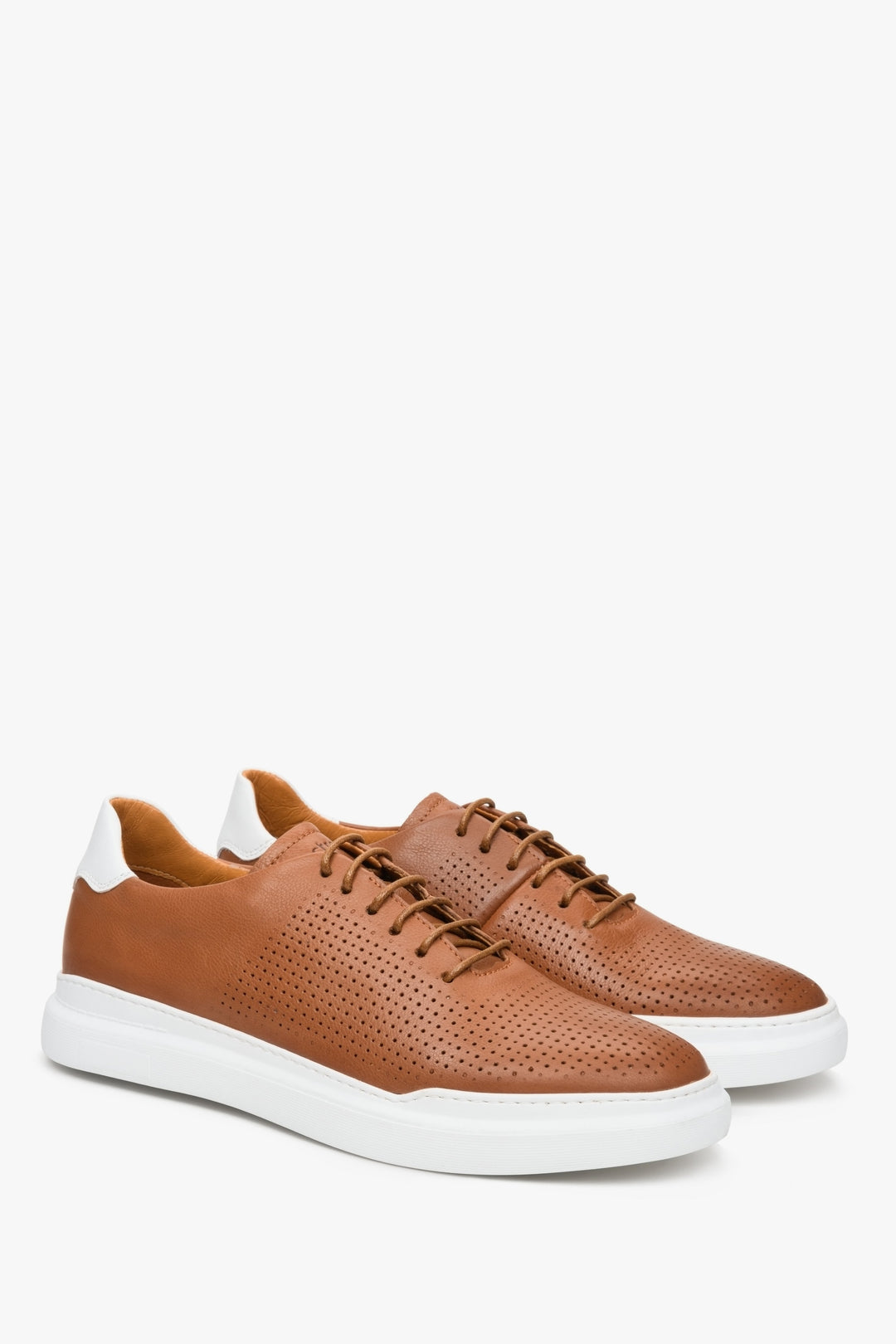 Brown men's natural leather Estro sneakers for summer - presentation of the top of the shoes and the side seam.