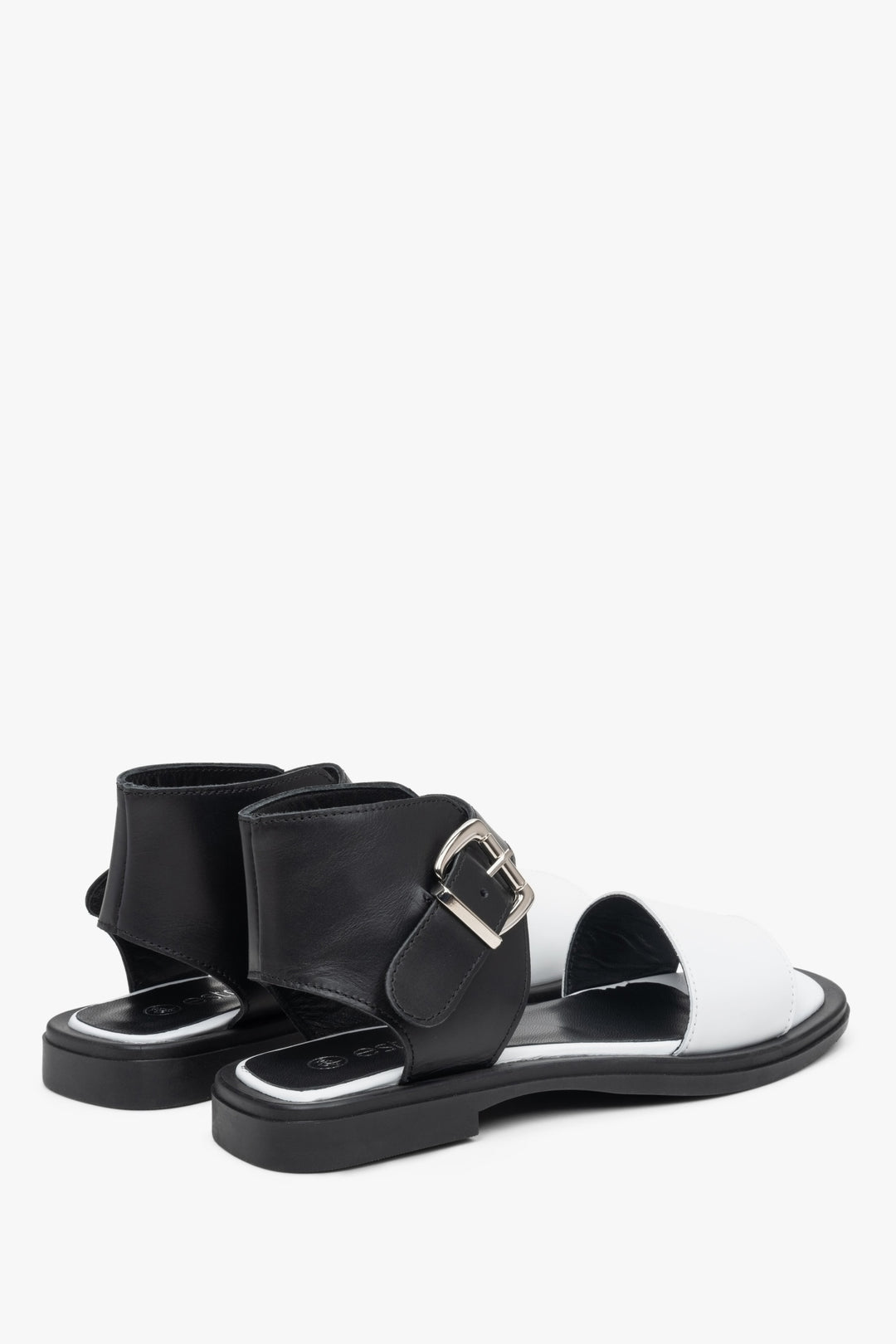 Women's leather sandals in white and black Estro: presentation of the heel line and the side of the shoe.