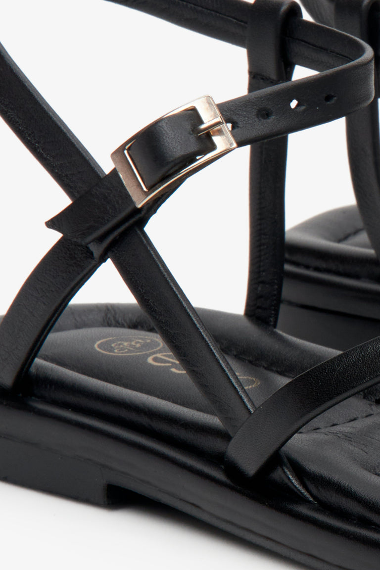 Women's black leather sandals with thin crossed straps Estro - close-up detail.