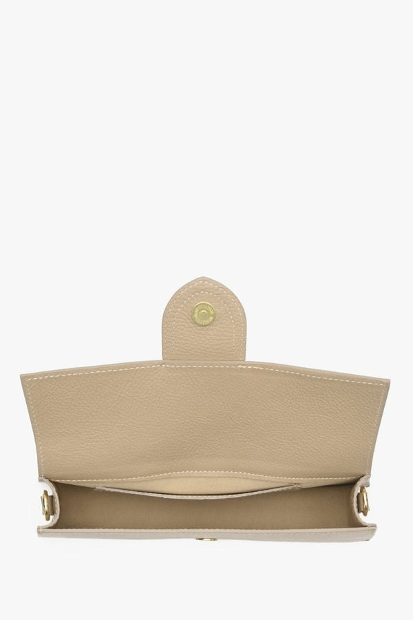 Women's sand beige leather handbag - presentation of the interior of the model.