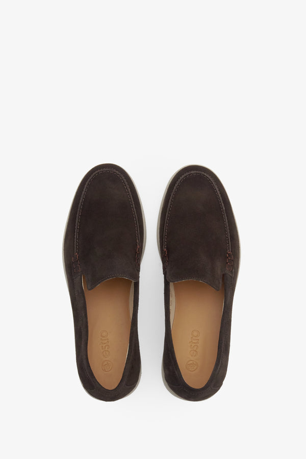 Saddle brown men's moccasins for spring from Estro natural velvet - presentation of footwear from above.