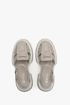 Women's leather closed toe sandals in beige Estro - presentation of the model from above.