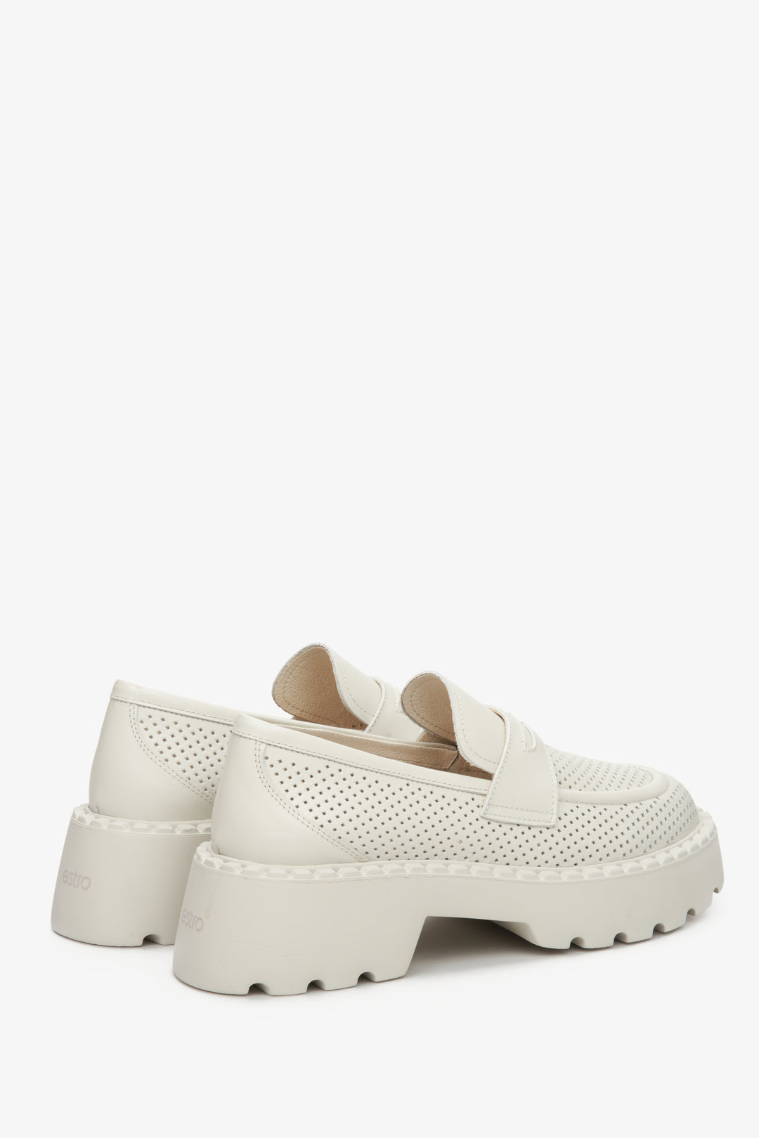 Leather moccasins for women in light beige of Estro brand with perforation for summer - the presentation of the heel and side seam of the shoes.