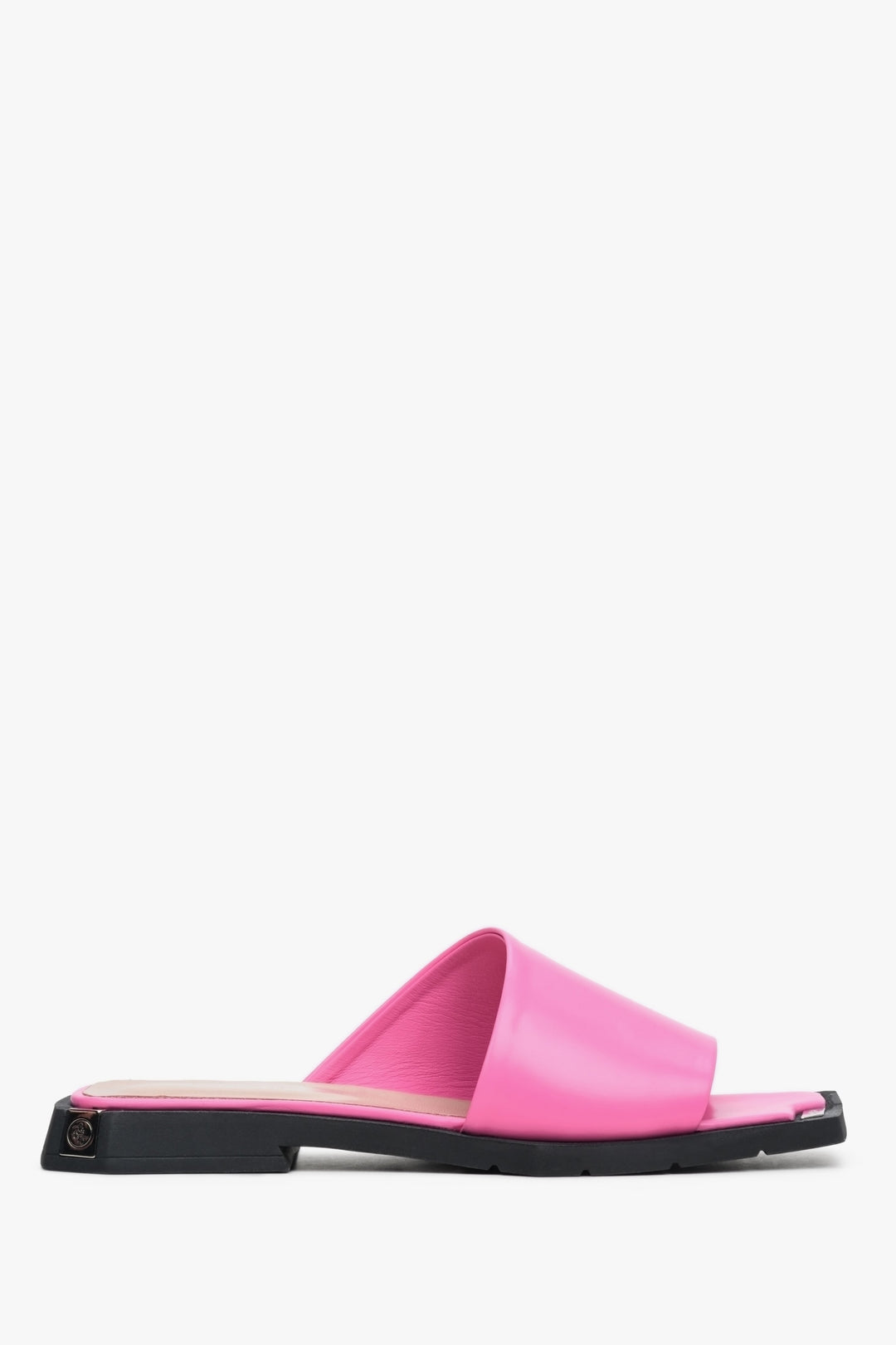 Women's flat mules for summer in pink color Estro made of natural leather - presentation of the tip and sideline of the shoes.
