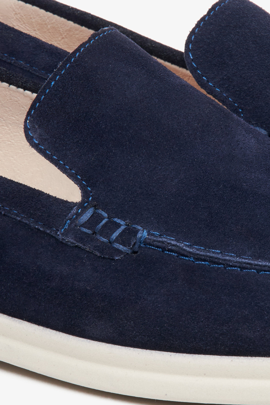 Men's navy blue velvet moccasins - close-up of the stitching system and finishing touches of the model.