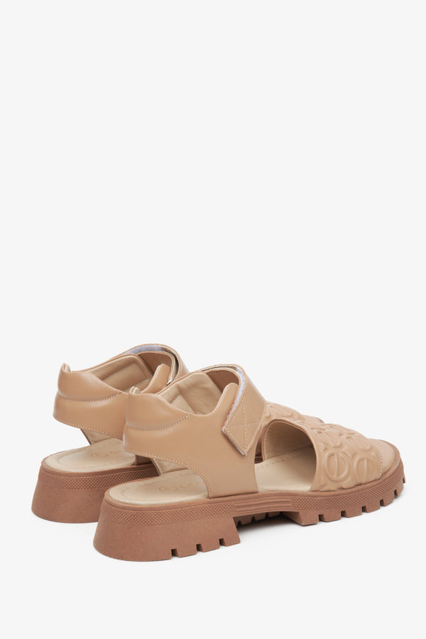 Light brown leather Estro women's sandals on an elastic platform - close-up of the side line and back of the shoes.