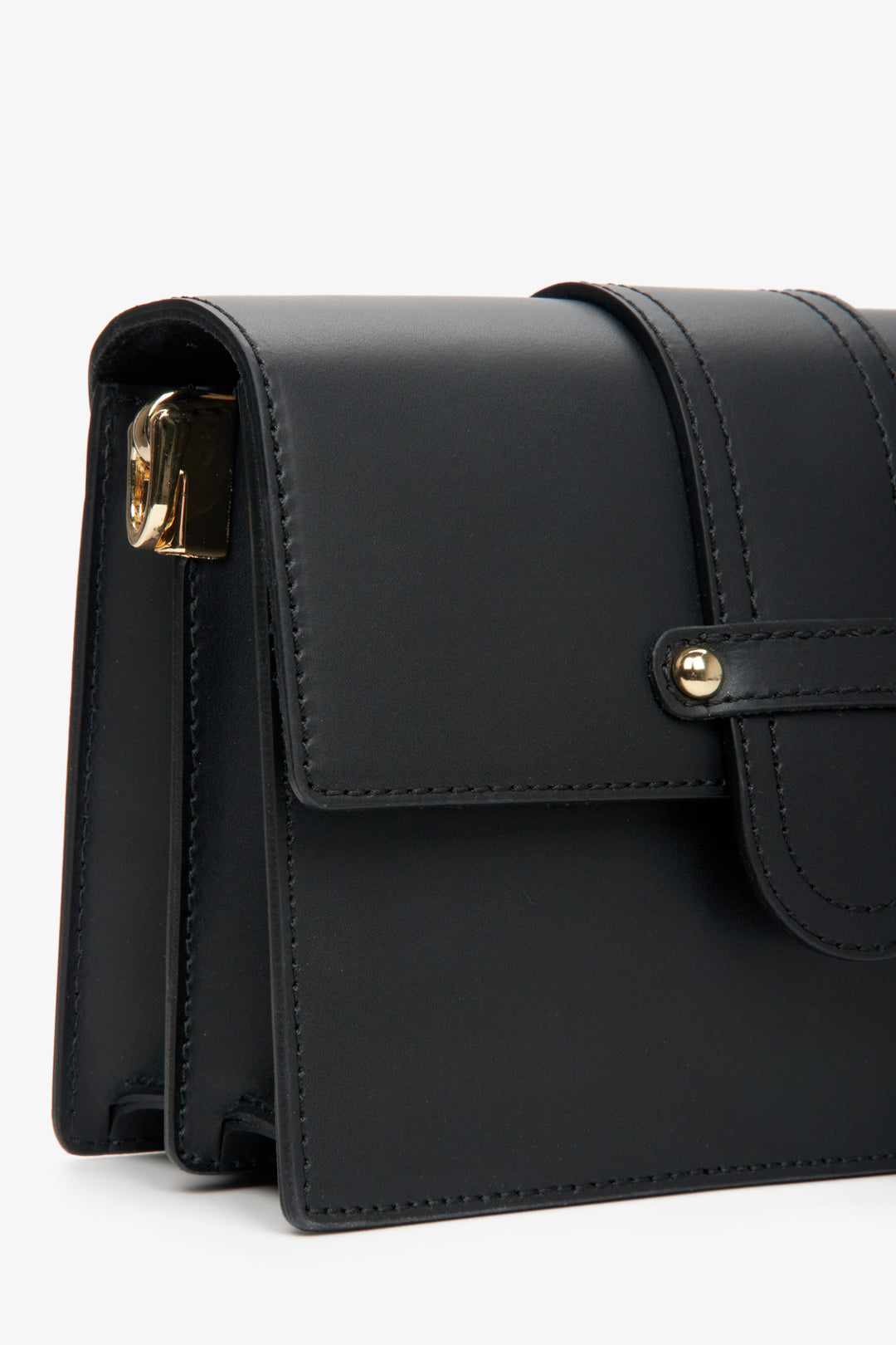 Black women's shoulder bag by Estro - close up on details.