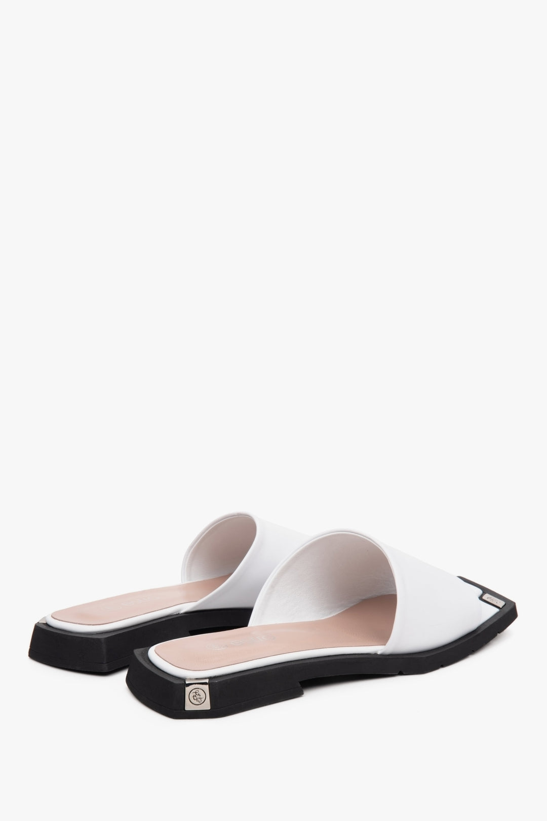 Women's leather mules for summer in white - presentation of the back of the model.