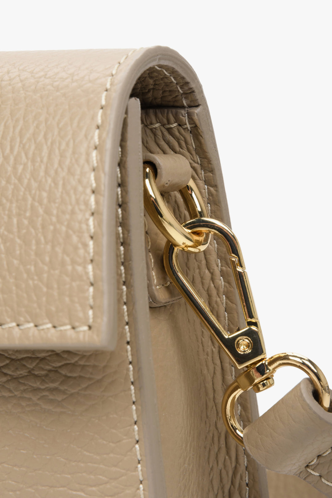 Estro small leather handbag for women in sand beige - close-up of the ornaments.