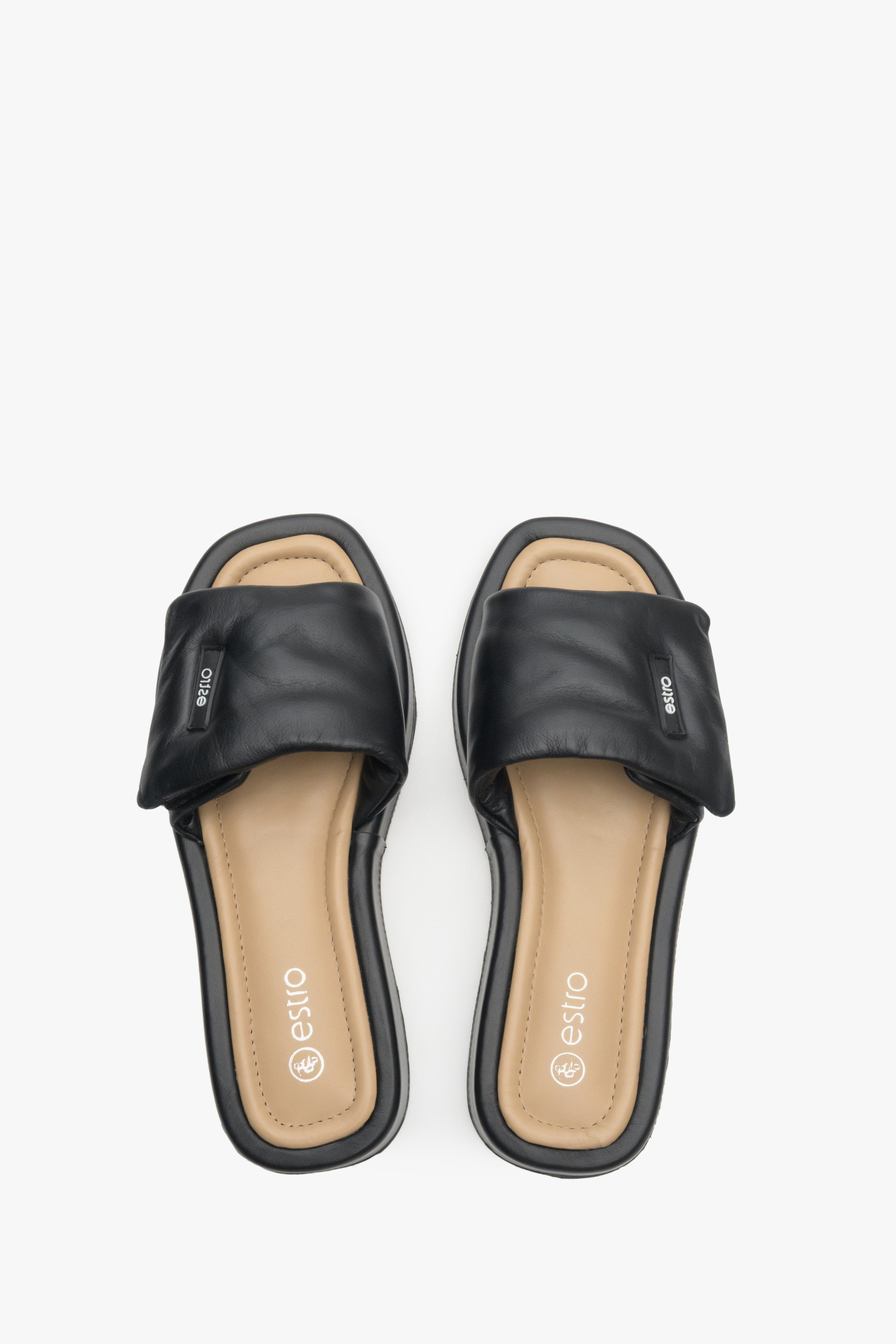 Women's slide sandals in black - presentation from above.