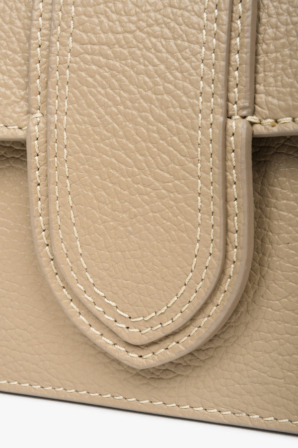 Sand beige Estro women's leather handbag - close-up of decorative clasp.