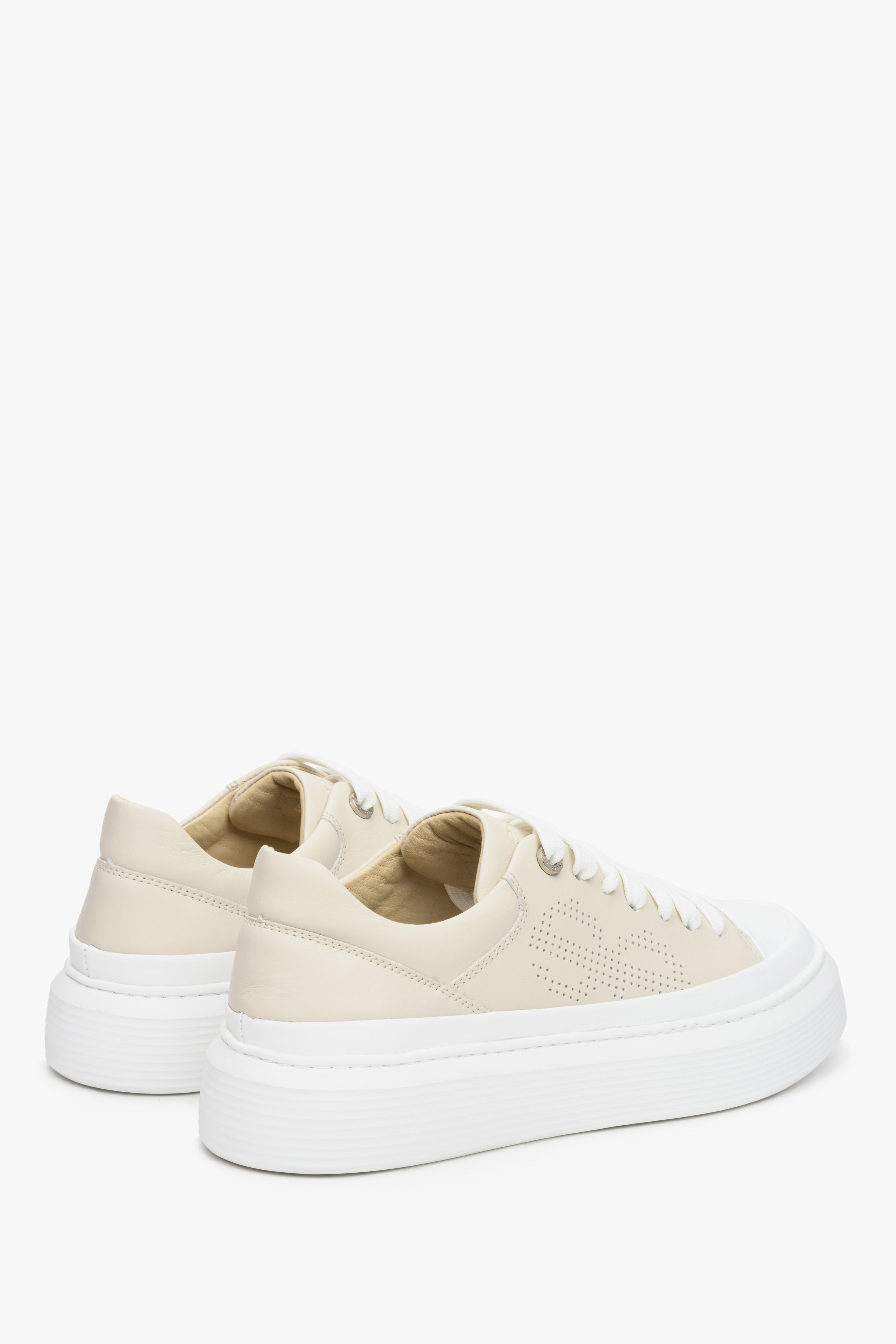 Women's beige Estro natural leather sneakers for spring - close-up of the heel counter and sideline.