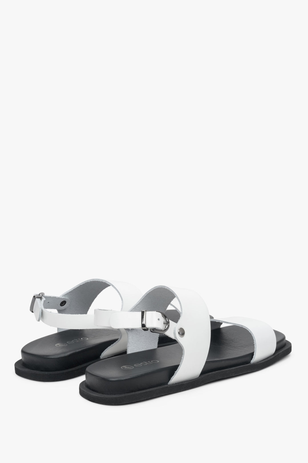 Estro leather women's flat heel sandals with a buckle  - presentation of the back of the shoes in white.