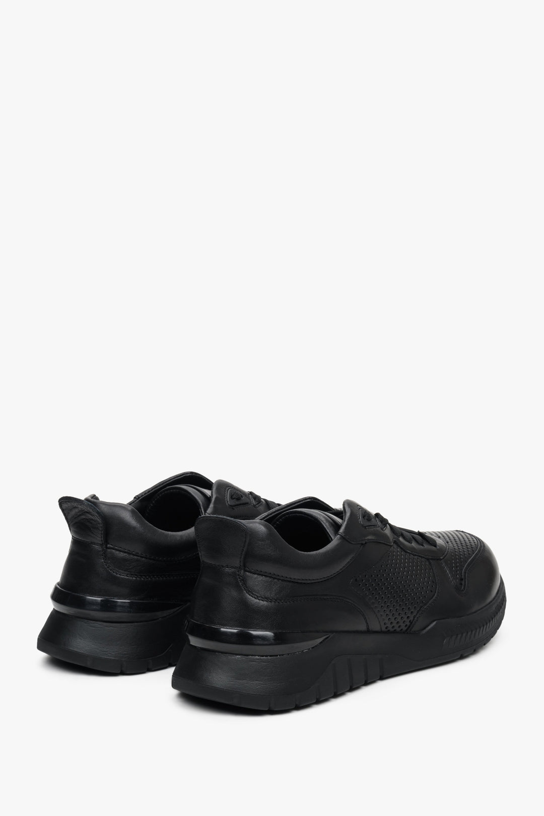 Men's natural leather sneakers in black for summer by Estro.