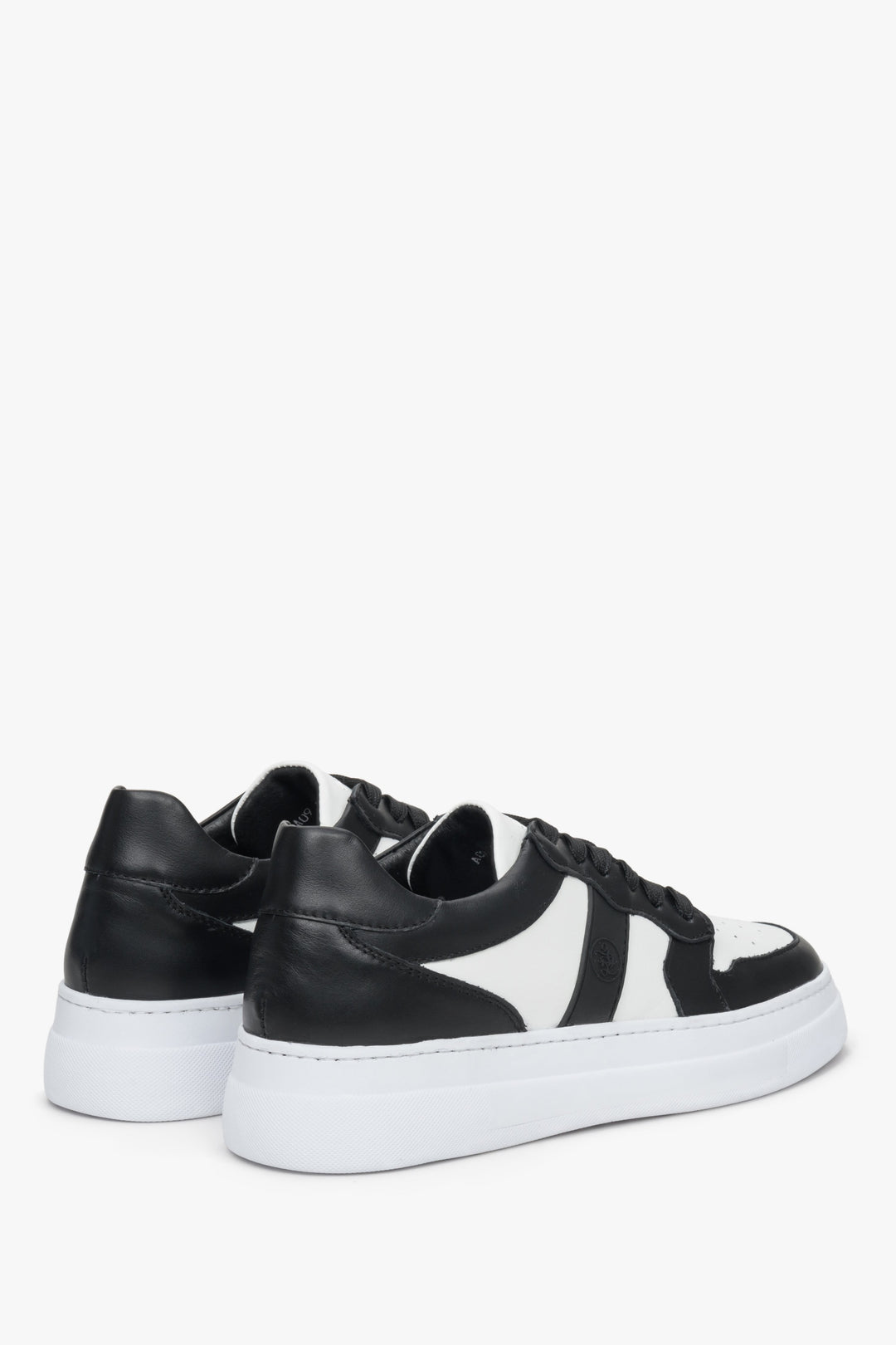 Women's Estro leather sneakers in white and black - presentation of the heel and side seam.