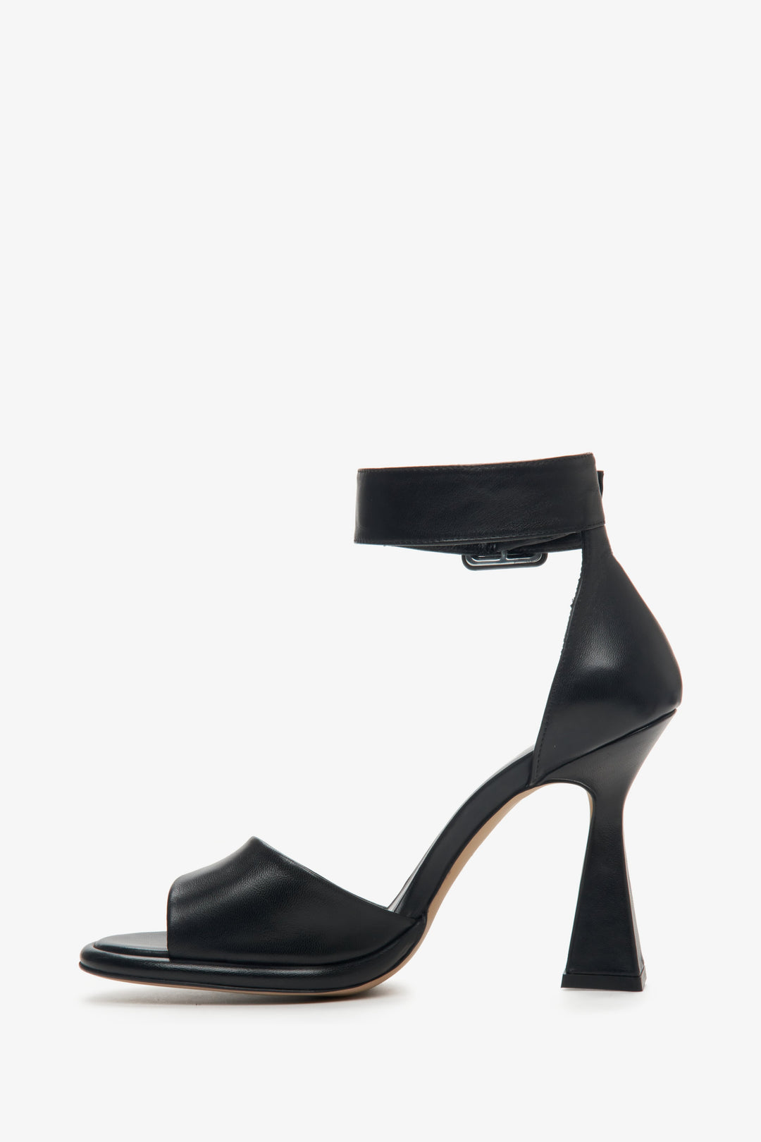 Women's Estro natural leather sandals fastened at the ankle with a funnel heel, black color.