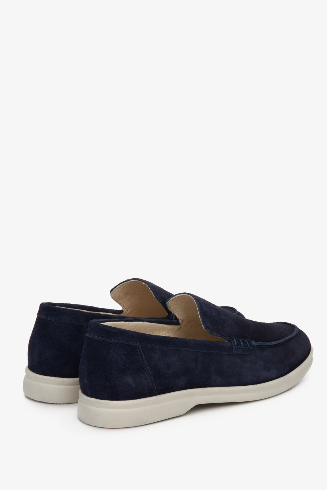 Women's suede moccasins in navy blue Estro - close-up of the heel and side seam of the shoes.