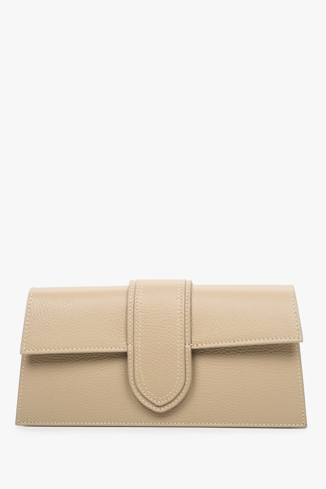 Women's leather handbag in sand beige by Estro - presentation of the model without a strap.