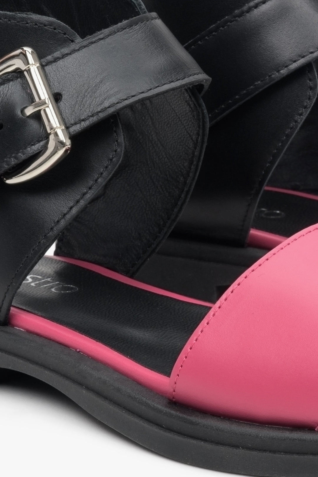 Women's Estro pink and black leather sandals - close-up of details.
