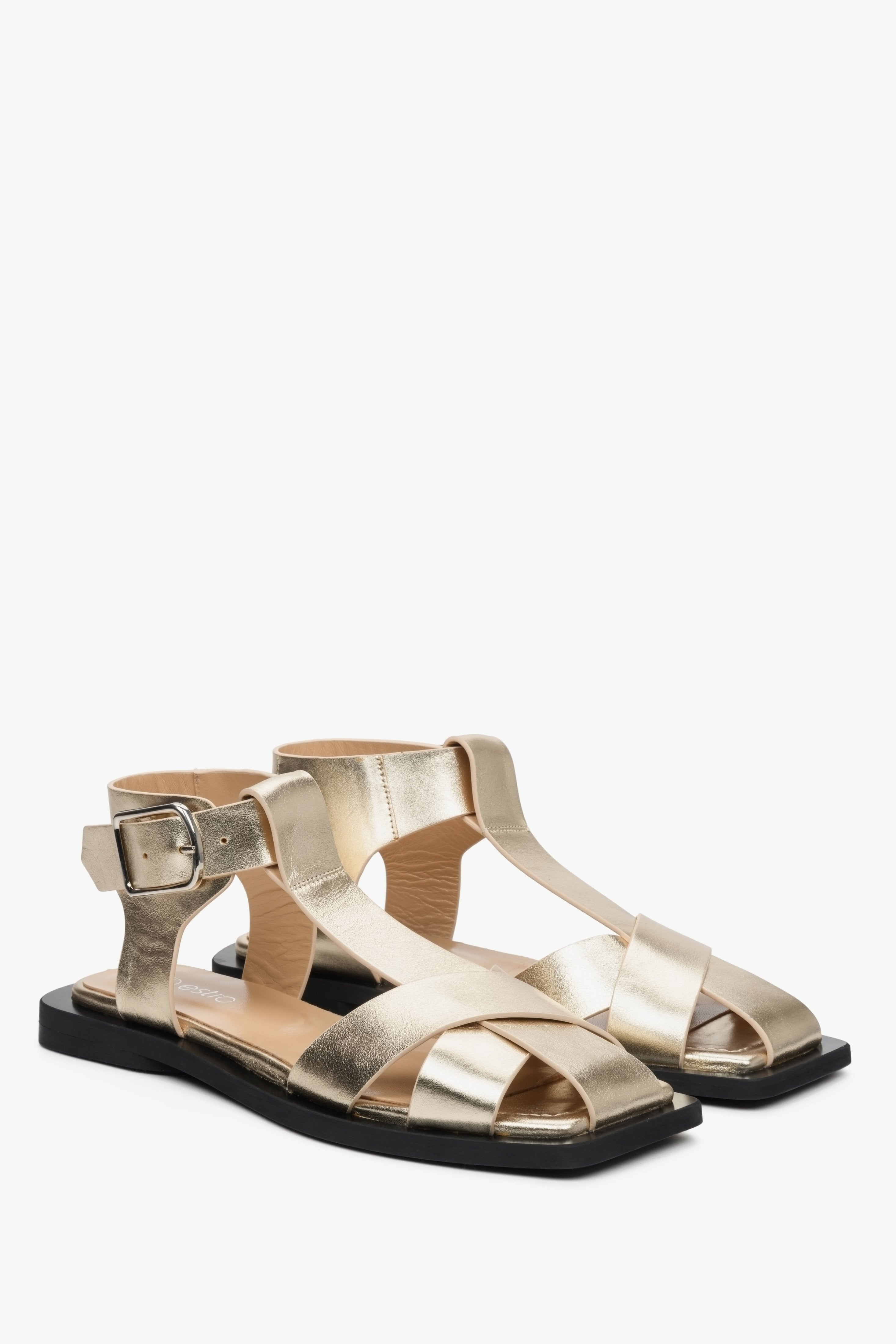 Golden leather women's strappy sandals by Estro - presentation of the top of the shoe and the side seam.