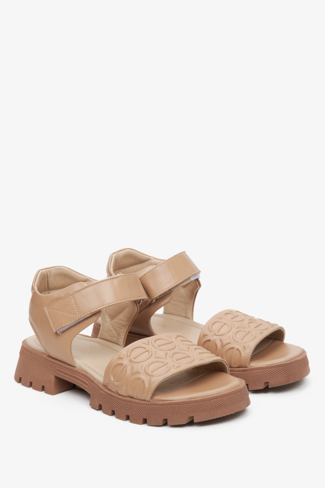 Light brown women's leather sandals on an Estro elastic platform with hook-and-loop fastening.