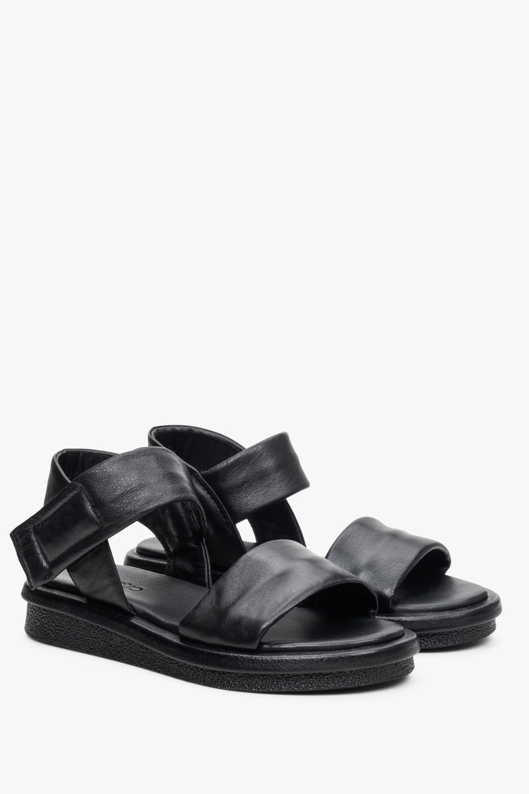 Leather black women's sandals for summer by Estro - presentation of the back of the shoes.
