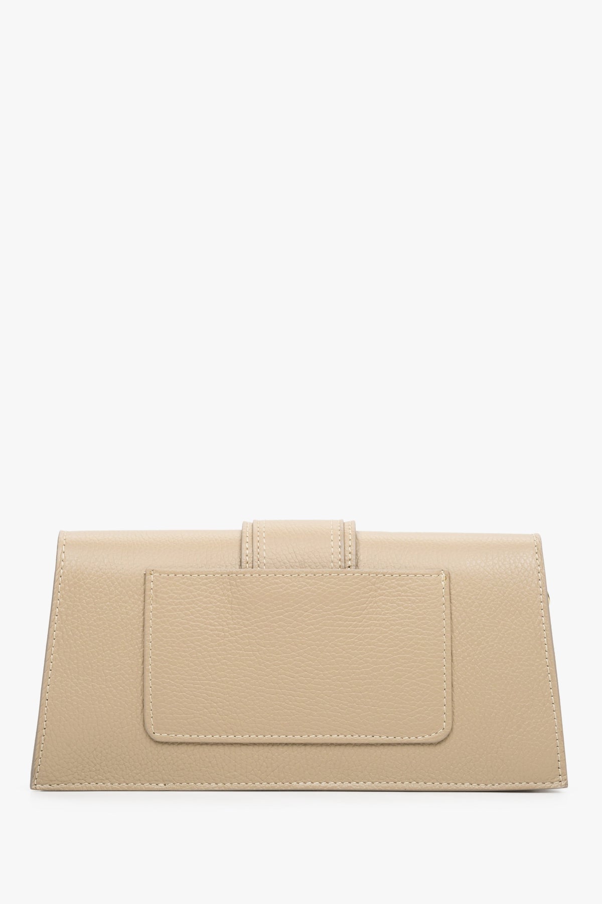 Small Estro women's handbag in sand beige- close-up of the back of the model.