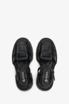 Women's leather closed toe sandals in black Estro - presentation of the model from above.