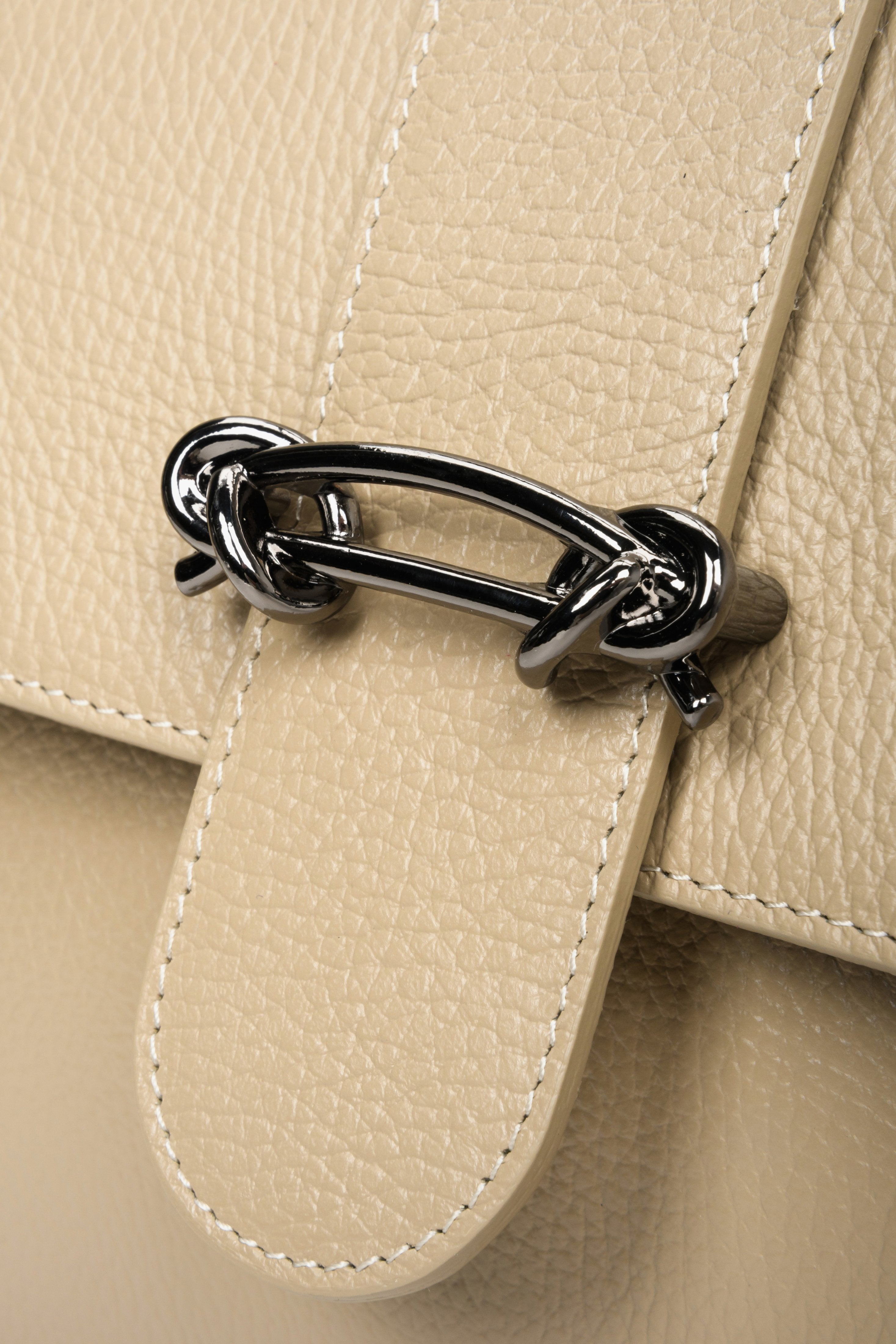 Sand beige Estro women's handbag made of natural leather - a silver buckle.