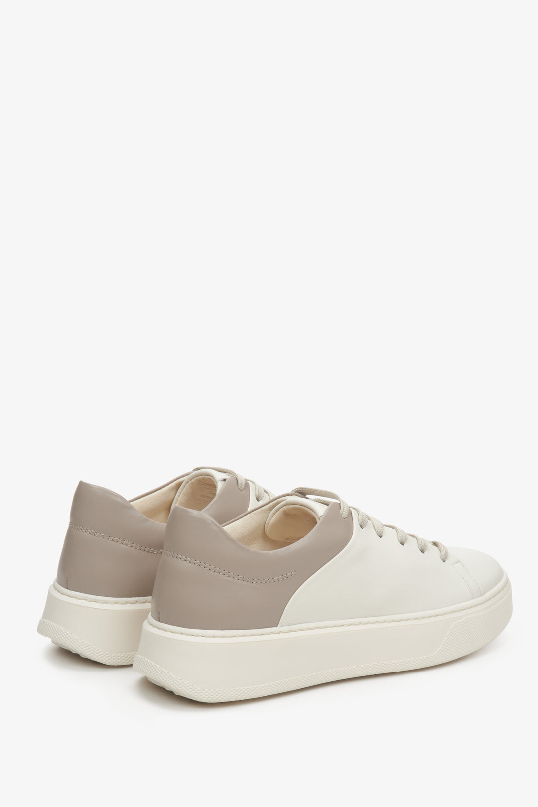 Estro women's beige and brown leather sneakers - close-up of the heel counter.