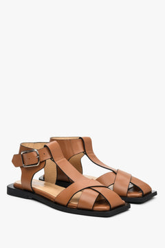 Brown leather women's strappy sandals by Estro - presentation of the top of the shoe and the side seam.