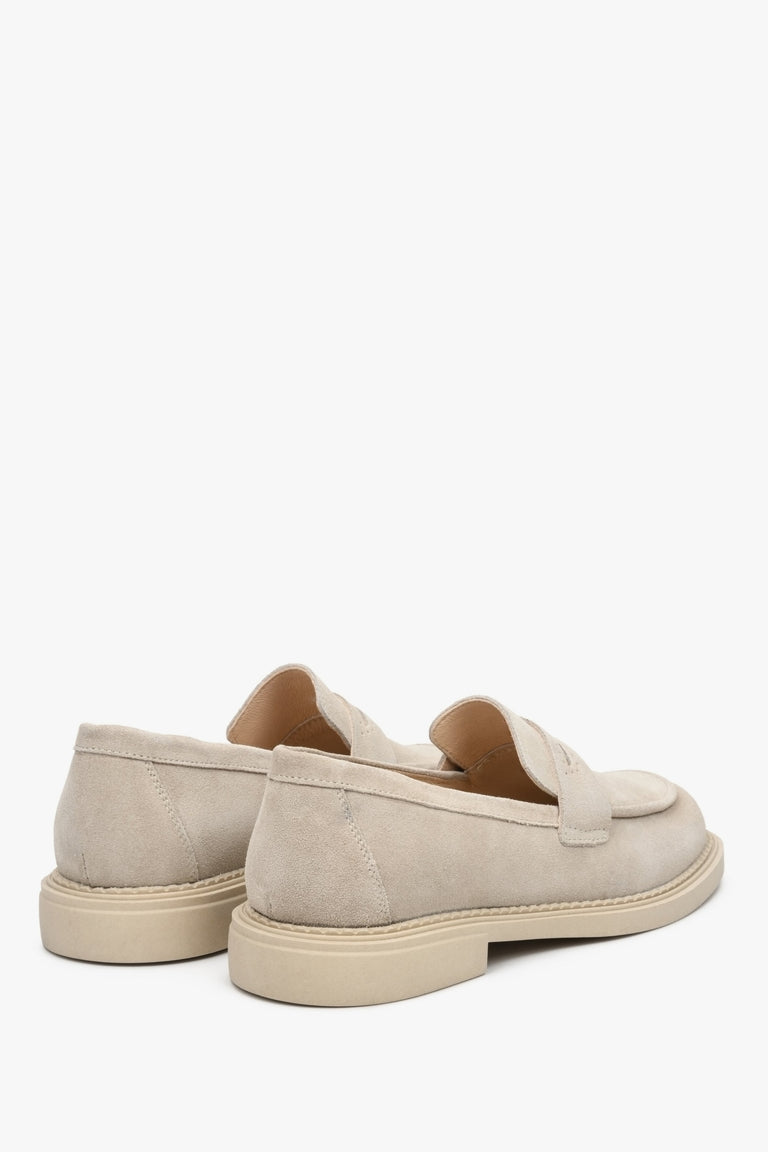 Women's suede moccasins beige Estro - a close-up of the heel.