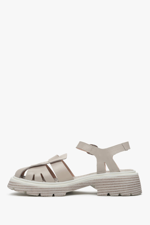 Closed-toe Italian leather women's sandals on a chunky platform by Estro in beige.