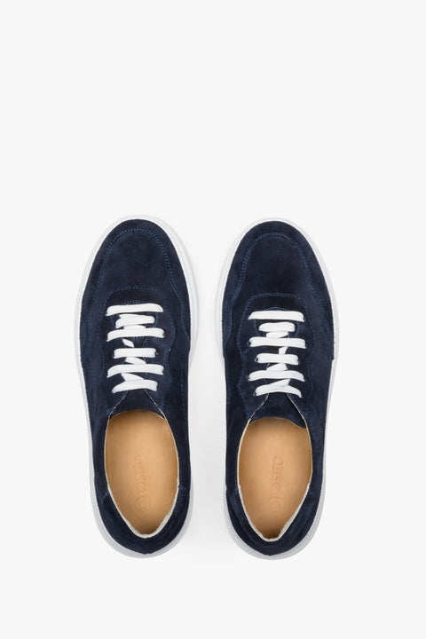 Navy blue velour Estro men's sneakers in with lacing for spring - presentation of the model from above.