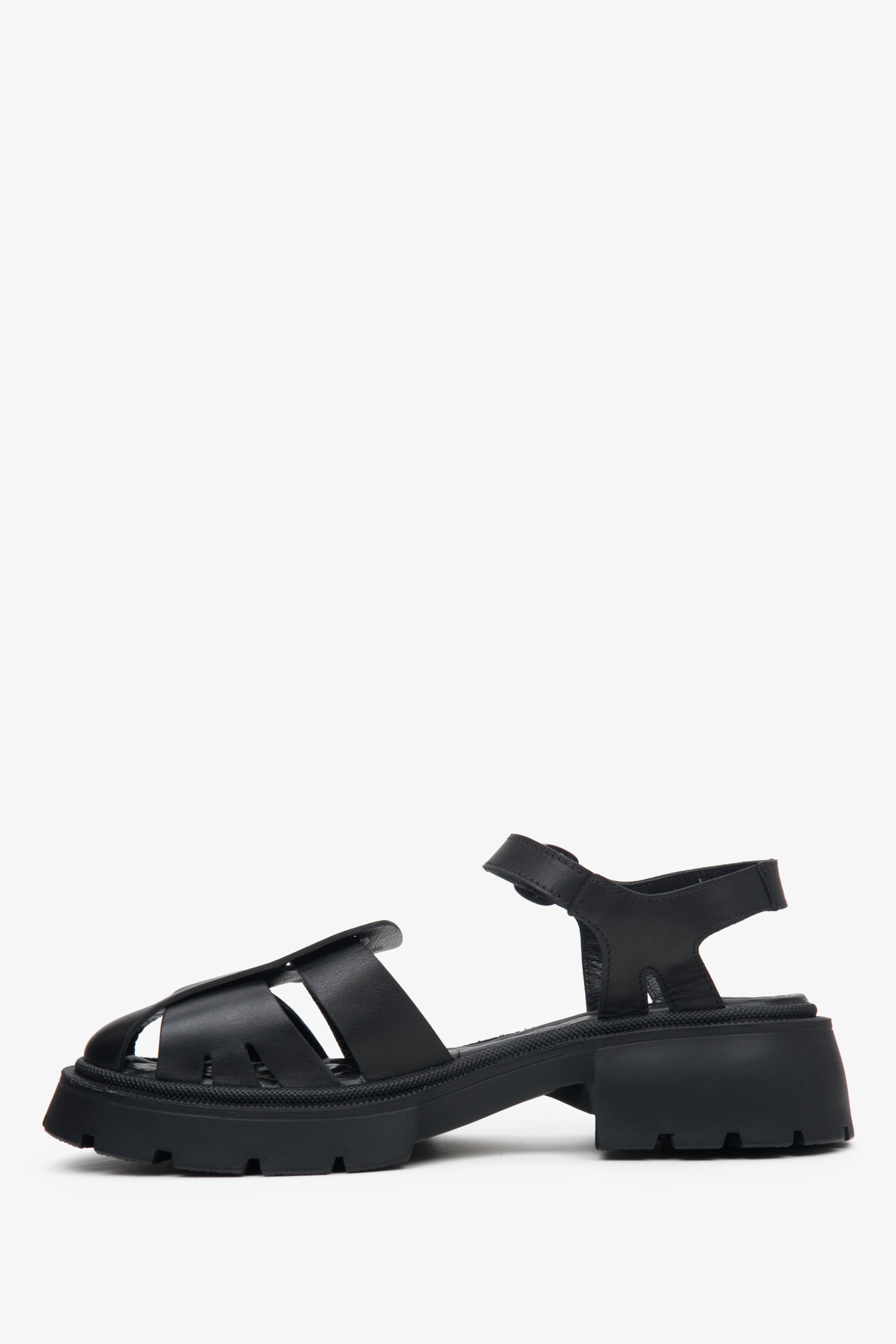 Closed-toe Italian leather women's sandals on a chunky platform by Estro in black.