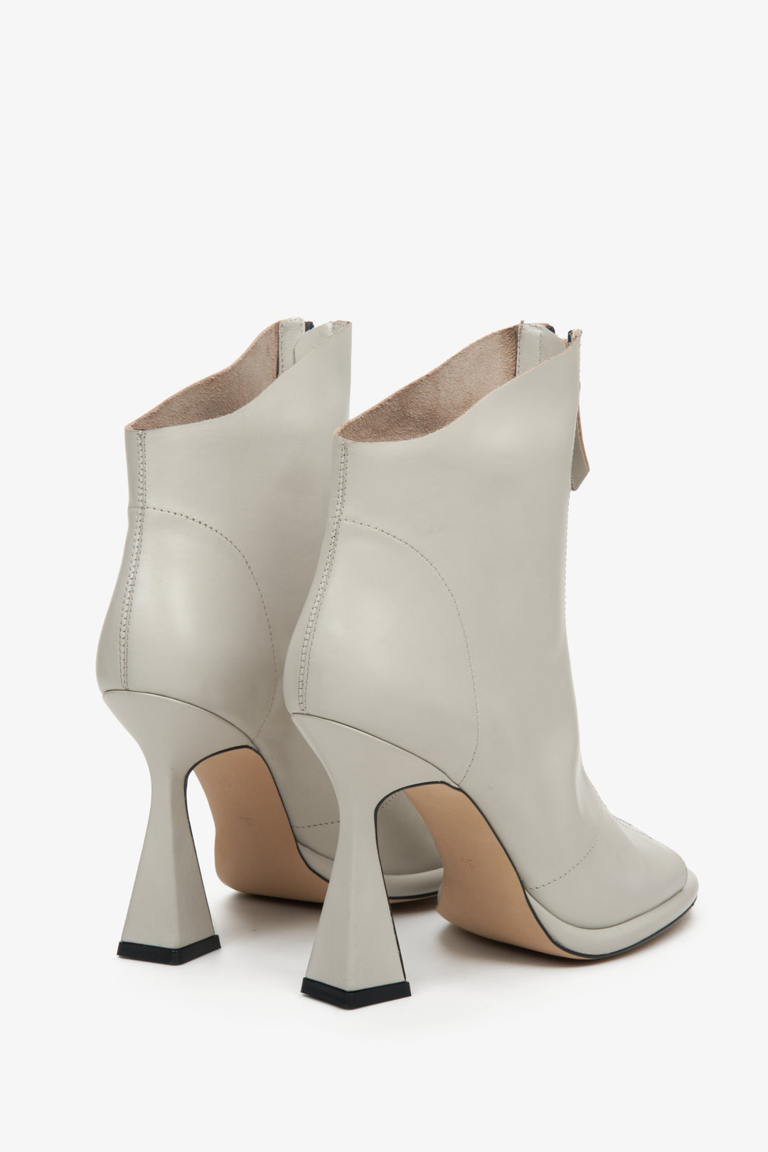 Women's leather open toe ankle boots for summer Estro in gray - close-up of the back of the model.
