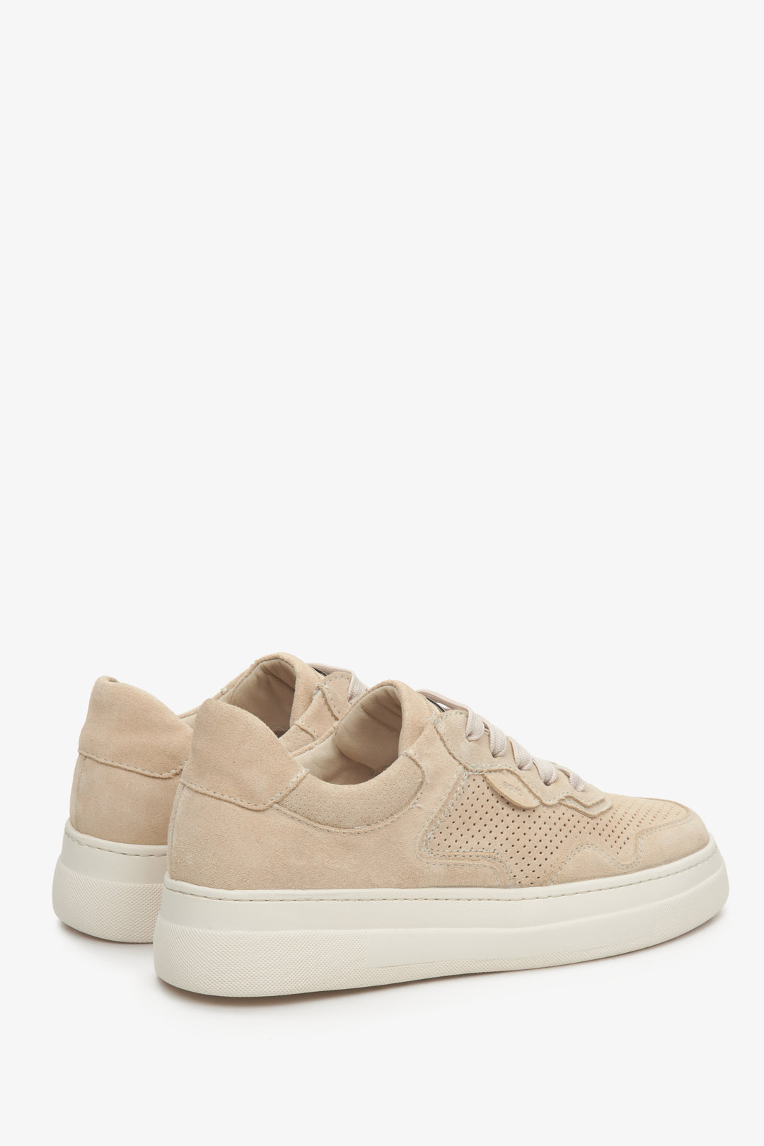 Women's suede sneakers in light beige Estro - close-up of the counter heel and side seam.
