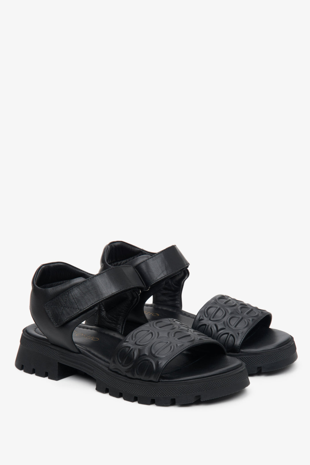 Black women's leather sandals on an Estro elastic platform with hook-and-loop fastening.