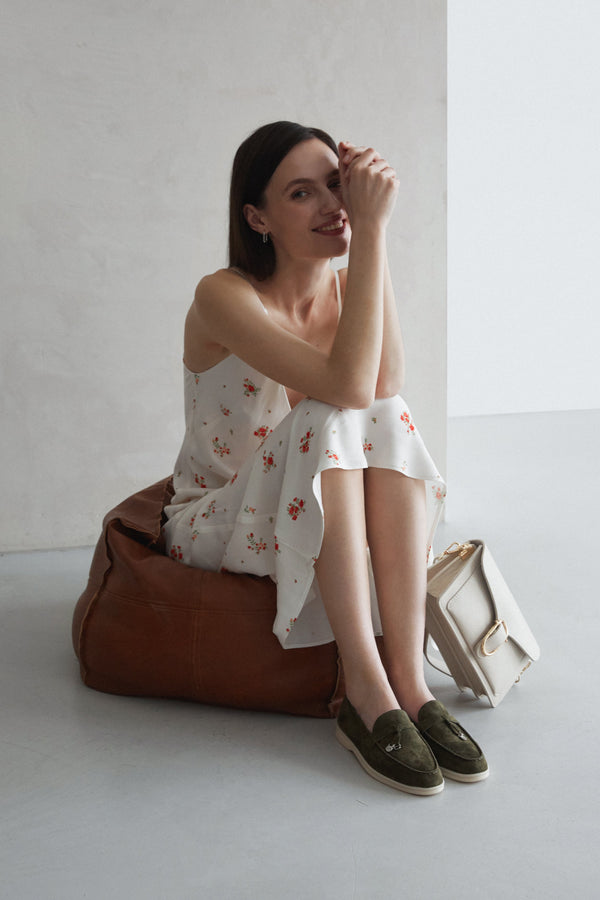 Styled  light beige Estro women's natural leather shoulder bag.