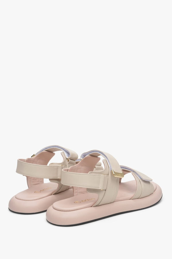 Beige women's sandals made of Italian natural leather Estro - presentation of the back of the shoes.