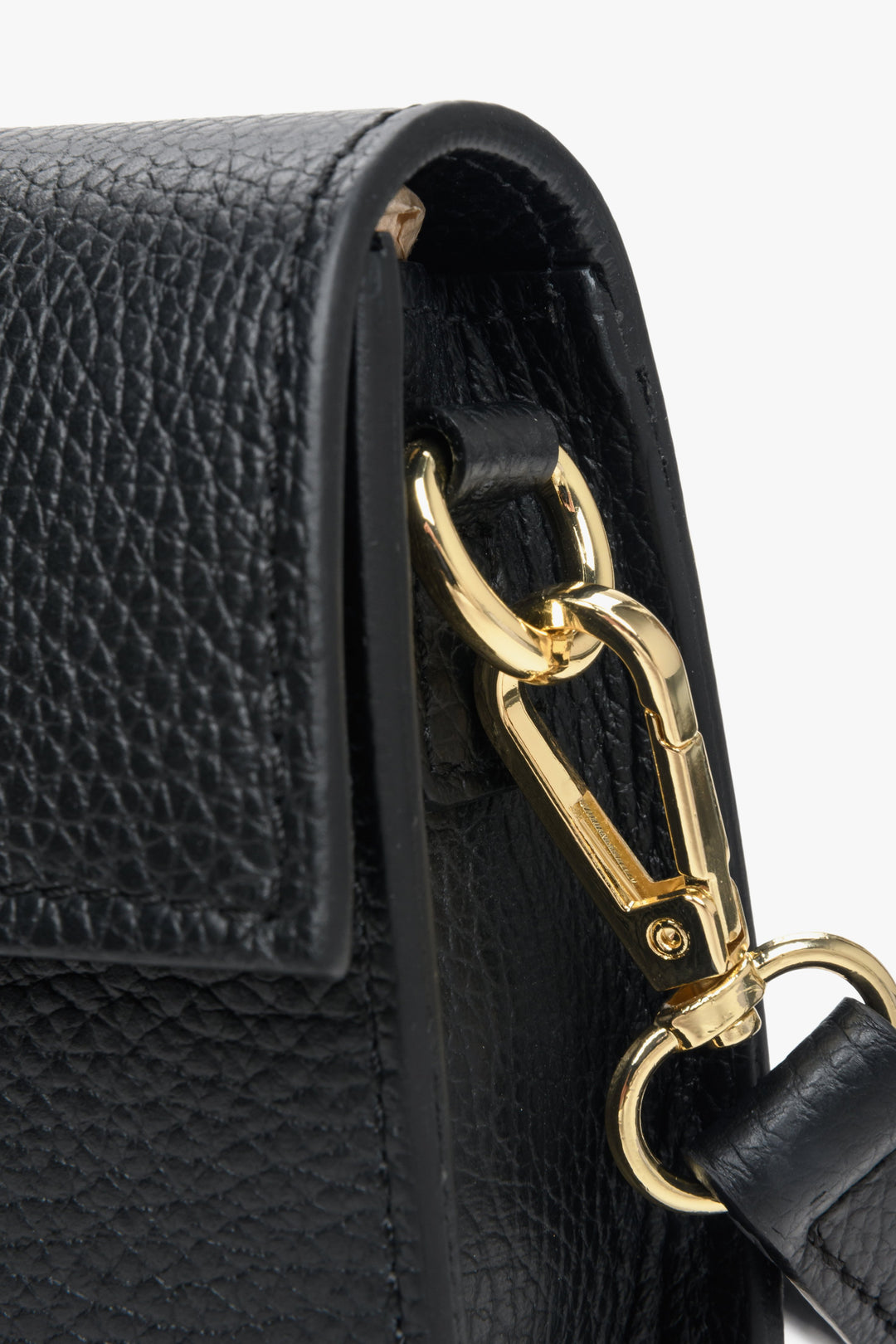 Estro small leather handbag for women in black - close-up of the ornaments.