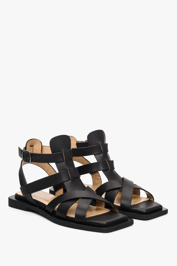 Black leather Estro women's sandals made of thin straps with a square nose - presentation of the tip and side seam.