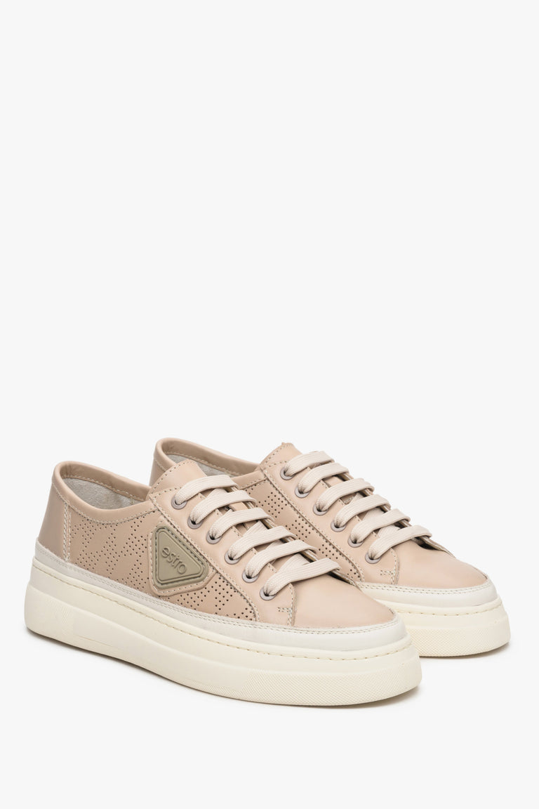 Women's natural leather sneakers in beige with perforations for summer.