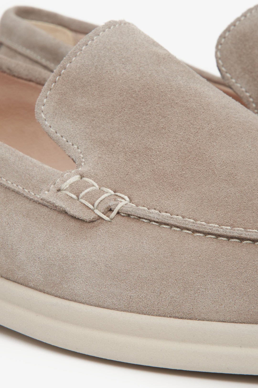 Men's beige velvet moccasins - close-up of the stitching system and finishing touches of the model.