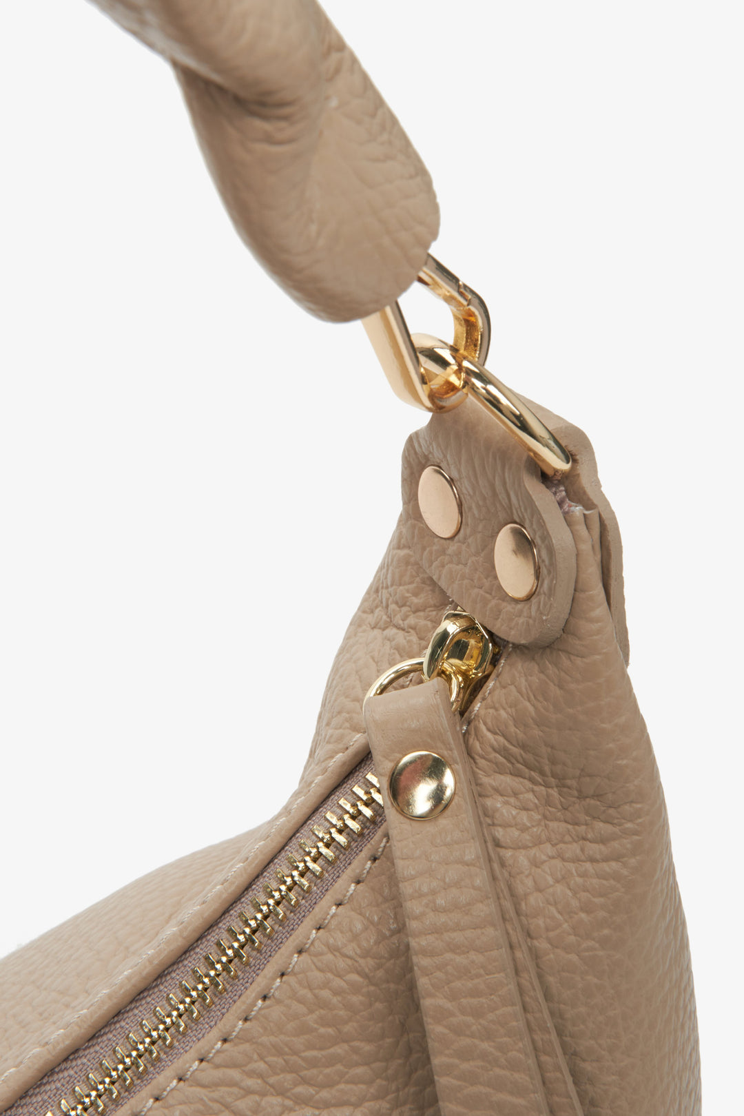 Beige shoulder natural leather women's bag - vlose-up on a zipper tossel.