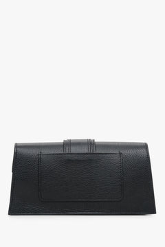 Small Estro women's handbag in black - close-up of the back of the model.