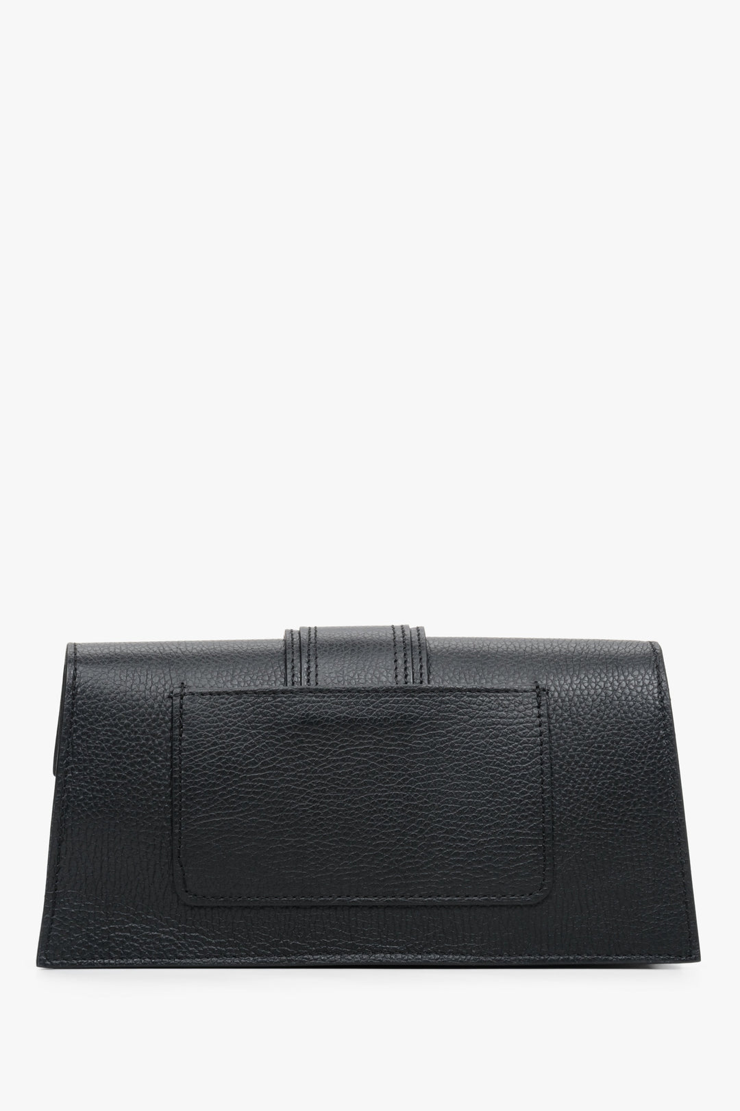 Small Estro women's handbag in black - close-up of the back of the model.