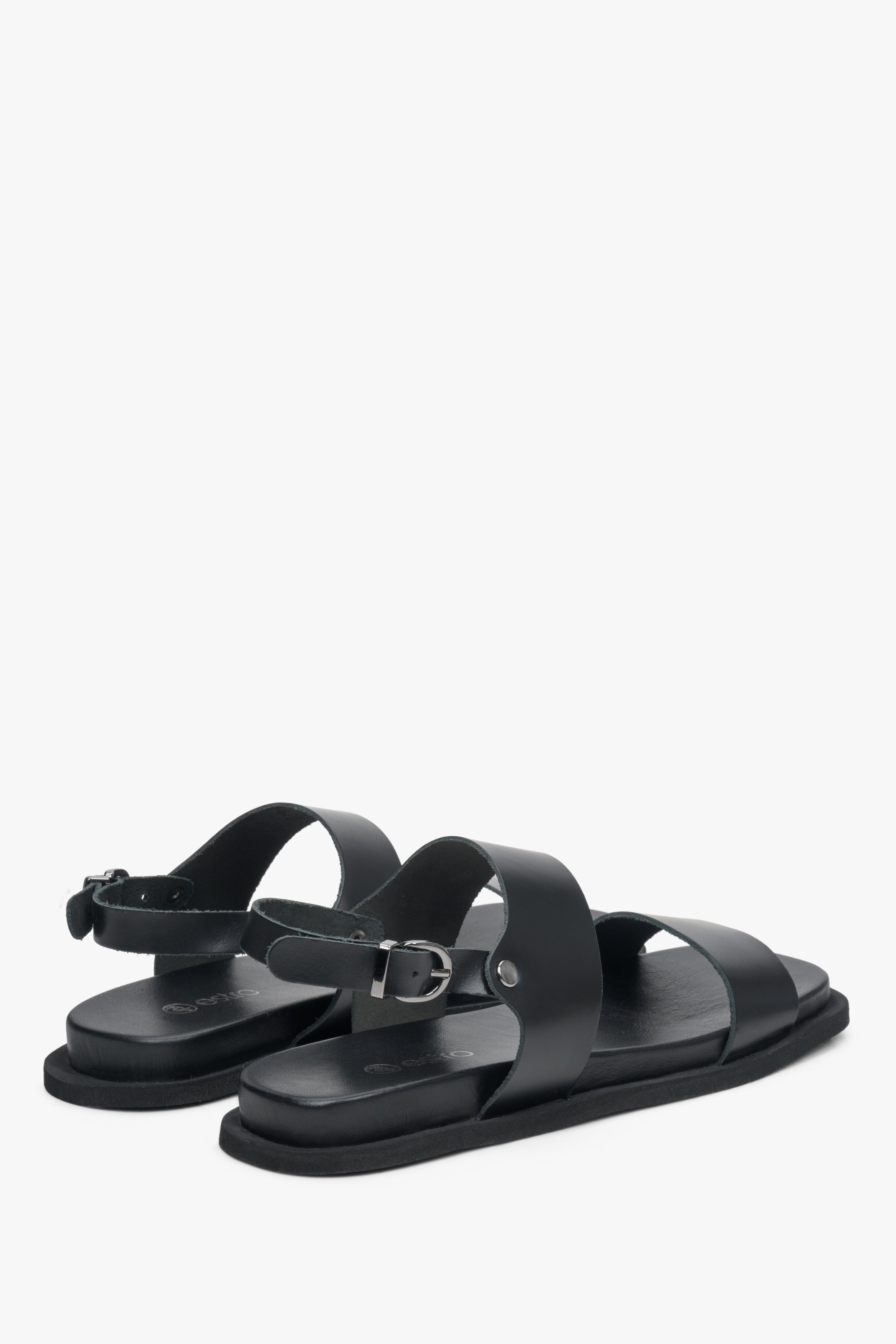 Estro leather women's flat heel sandals with a buckle - presentation of the back of the shoes in black.