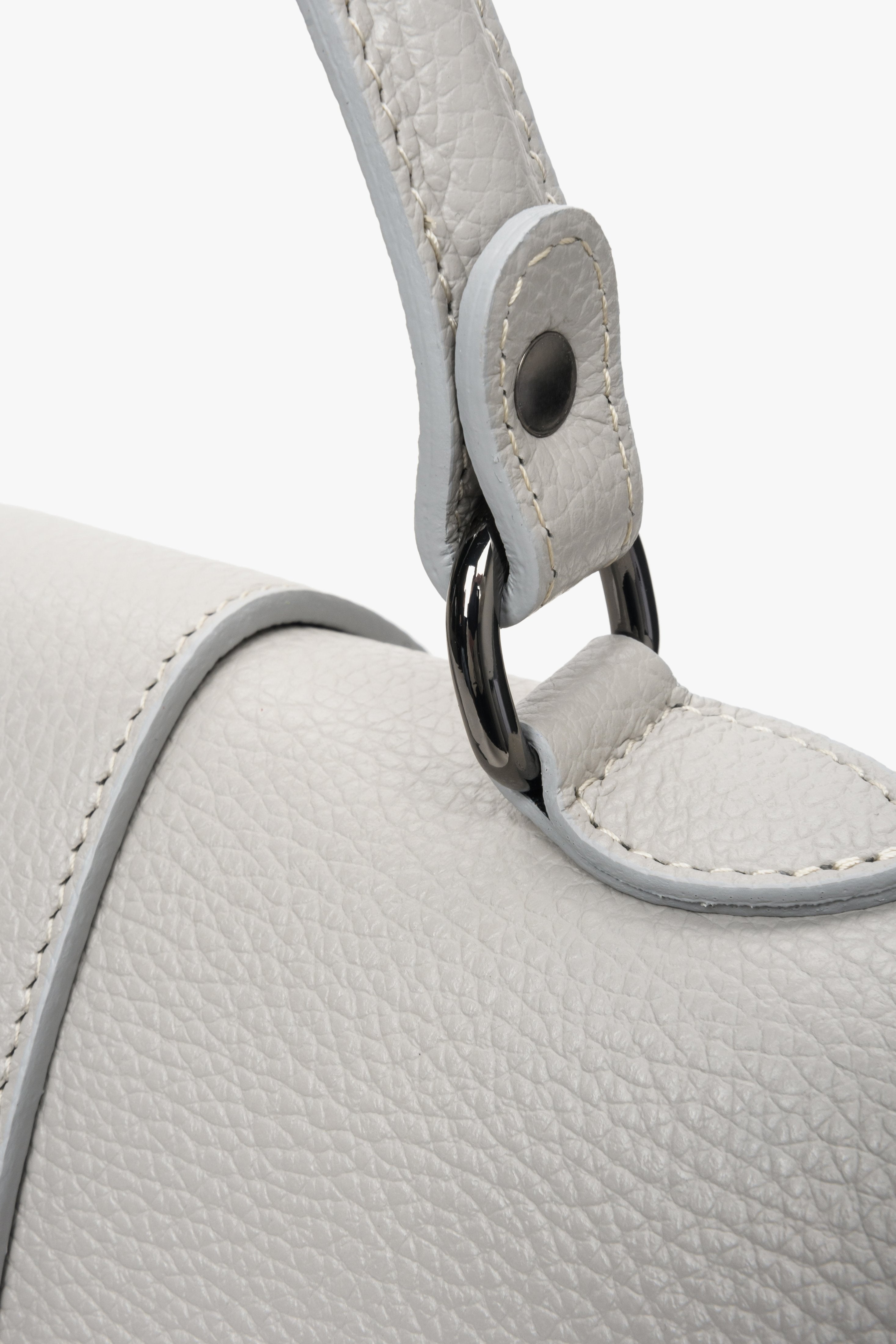 Grey Estro women's handbag made of natural leather - close-up of the handle.