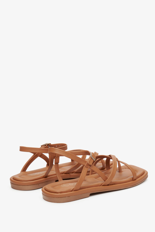 Women's brown Estro sandals made of thin crossed straps.